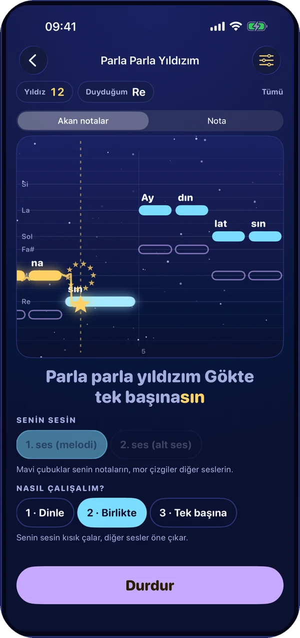 Koro Yıldızı: akan notalar ekranı, mavi çubuklar koristin notaları